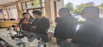 夏禾董事長王桂桃女士隨鄂托克旗領導參觀文旅投特產禮品店
